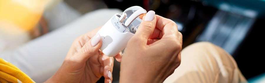 White Signia Styletto 2ax Ric Rechargeble Hearing Aids Chh, Sambhajinagar - Image 2